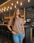 Charger l'image dans la visionneuse de la galerie, T-shirt brun vintage Beach Shack
